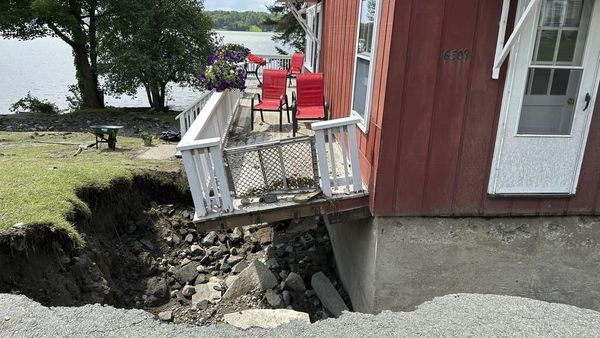 Potret Rumah hingga Jalanan Rusak Akibat Banjir di Vermont