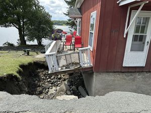 Potret Rumah hingga Jalanan Rusak Akibat Banjir di Vermont Potret Rumah hingga Jalanan Rusak Akibat Banjir di Vermont