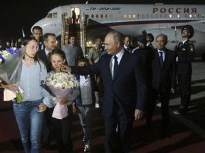 Presiden Putin Sambut Napi Rusia yang Dibebaskan AS Presiden Putin Sambut Napi Rusia yang Dibebaskan AS