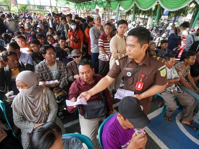 Ramainya Antrean Tebus SIM-STNK di Kejaksaan Sidoarjo