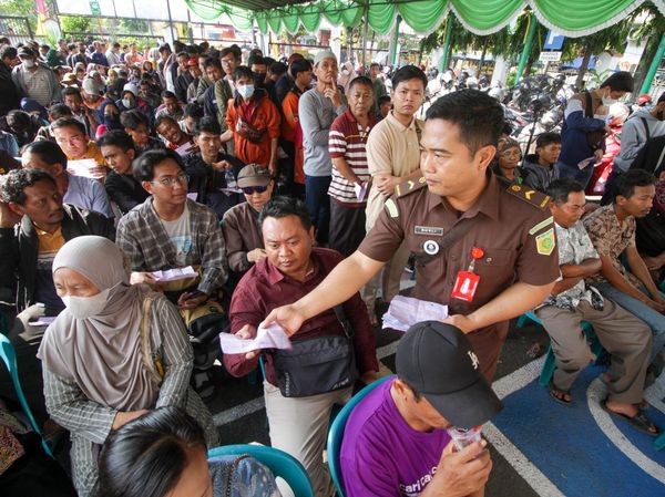 Ramainya Antrean Tebus SIM-STNK di Kejaksaan Sidoarjo