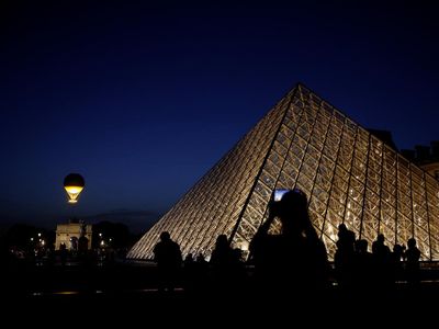 Saat Kaldron Olimpiade Terangi Langit Malam Paris
