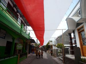 Sambut HUT RI, Bendera Merah Putih Sepanjang 400 Meter Dibentangkan di Tegal