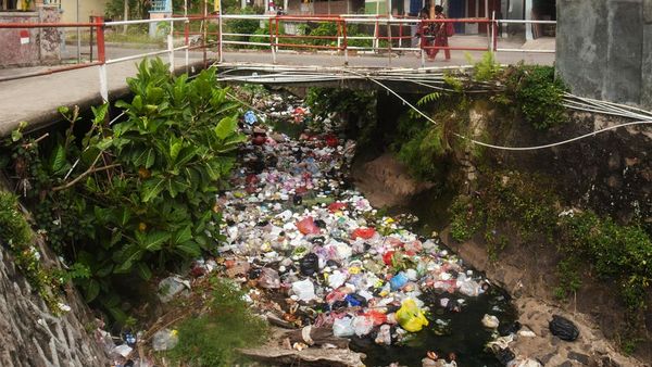 Jorok! Tumpukan Sampah Sumbat Kali Suralaya Cilegon