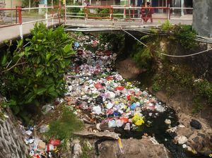 Jorok! Tumpukan Sampah Sumbat Kali Suralaya Cilegon Jorok! Tumpukan Sampah Sumbat Kali Suralaya Cilegon