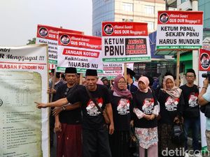 Massa Demo di PBNU, Desak Gus Yahya dan Gus Ipul Mundur