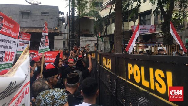 Puluhan massa yang mengatasnamakan Aliansi Santri Gus Dur menggugat mencoba menerobos barikade yang dibuat polisi saat melakukan aksi demonstrasi di depan Kantor PBNU, Jakarta, Jumat (2/8).