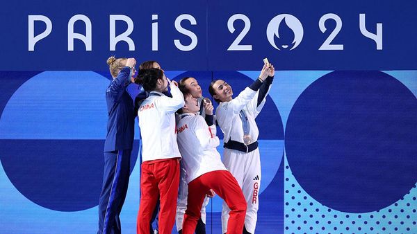Selfie Kemenangan Juara Olimpiade Paris 2024 Pakai Galaxy Z Flip 6