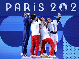 Selfie Kemenangan Juara Olimpiade Paris 2024 Pakai Galaxy Z Flip 6