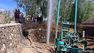 Penampakan Semburan Air Bercampur Gas Setinggi 20 Meter di Sampang