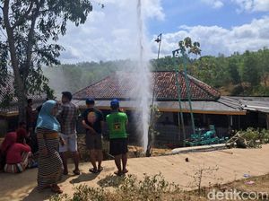 Penampakan Semburan Air Sumur Bor Bercampur Gas Setinggi 20 Meter