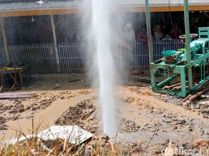 ESDM Jatim Ambil Sample Air Semburan Campur Gas 20 Meter di Sampang