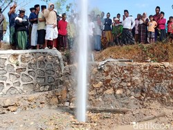 Semburan Air Bercampur Gas Setinggi 20 Meter Kagetkan Warga Sampang