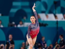 Foto Aksi Memukau Tim Senam AS Pakai Leotard 15 Ribu Kristal di Olimpiade 2024