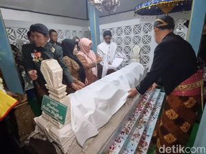 Serunya Ngalap Berkah di Tradisi Buka Luwur Makam Pantaran Boyolali Serunya Ngalap Berkah di Tradisi Buka Luwur Makam Pantaran Boyolali
