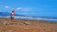 Tradisi Mencari Berkah Ikan Impun di Pantai Palabuhanratu