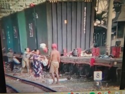 KAI Sesalkan Warga Tepi Rel Kemayoran Sengaja Buang Sampah ke Atas Kereta