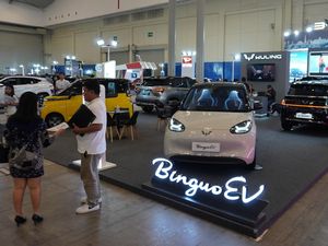 Nggak Cuma Mobil Listrik, Wuling Makin Sering Pamerkan Mobil Hybrid