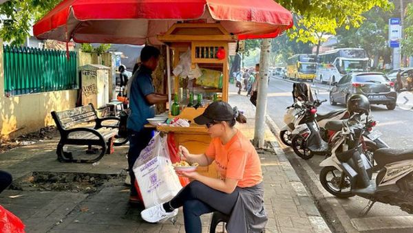 Zita Anjani Makan Bubur Kaki Lima hingga Jago Ngulek Sambal