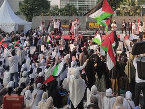 Polisi Terjunkan 1.309 Personel Kawal Aksi Bela Palestina di Depan Kedubes AS Polisi Terjunkan 1.309 Personel Kawal Aksi Bela Palestina di Depan Kedubes AS