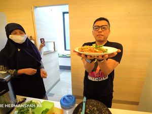 Anang Hermansyah unjuk Kebolehan Bikin Ayam Penyet Sendiri