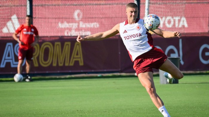 ROME, ITALY - AUGUST 02: AS Roma player Artem Dovbyk during a training session at Centro Sportivo Fulvio Bernardini on August 02, 2024 in Rome, Italy.  (Photo by Fabio Rossi/AS Roma via Getty Images)