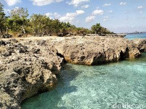 Batu Karang Estetik Jadi Daya Tarik Pengunjung di Pantai Kelapa Satu Kupang Batu Karang Estetik Jadi Daya Tarik Pengunjung di Pantai Kelapa Satu Kupang
