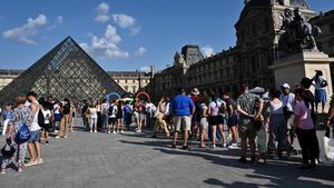 Museum Louvre Paris Ramai Dikunjungi Turis