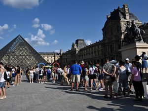 Museum Louvre Paris Ramai Dikunjungi Turis Museum Louvre Paris Ramai Dikunjungi Turis