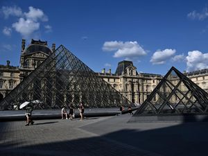 Daftar 8 Barang Antik yang Raib dalam Perampokan Super Kilat di Museum Louvre Daftar 8 Barang Antik yang Raib dalam Perampokan Super Kilat di Museum Louvre