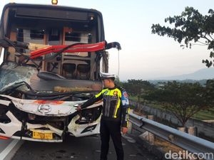 Sopir Bus Eka Ngantuk Hantam Truk Muat Empon-empon di Tol Nganjuk Sopir Bus Eka Ngantuk Hantam Truk Muat Empon-empon di Tol Nganjuk