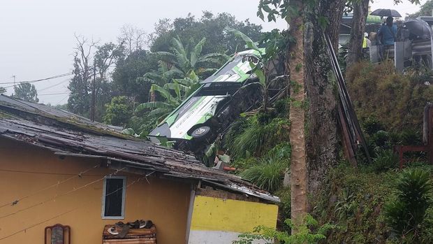 Bus pariwisata terperosok ke jurang hingga menimpa rumah warga di jalur alternatif Puncak, Bogor, Jawa Barat. Saat kejadian, bus mengangkut 30 penumpang dari satu keluarga asal Rawa Belong, Jakarta Barat.