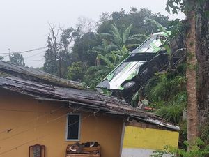 Bus Timpa Rumah Warga di Puncak Bogor Bawa 30 Penumpang Asal Rawabelong