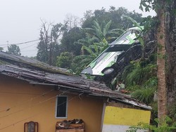Bus Timpa Rumah Warga di Puncak Bogor Bawa 30 Penumpang Asal Rawabelong