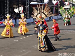 Defile Kaltim Kenalkan IKN di Jember Fashion Carnival 2024