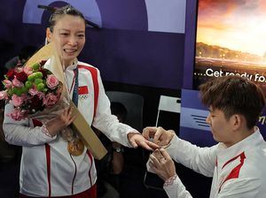 So Sweet! Huang Ya Qiong Dilamar Usai Raih Medali Emas Olimpiade So Sweet! Huang Ya Qiong Dilamar Usai Raih Medali Emas Olimpiade