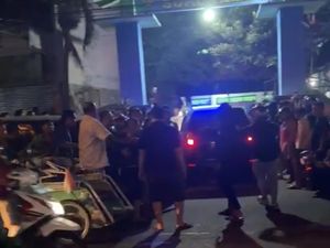 Sejumlah Orang Diduga Penculik di Kediri Diamankan dari Amukan Massa Sejumlah Orang Diduga Penculik di Kediri Diamankan dari Amukan Massa