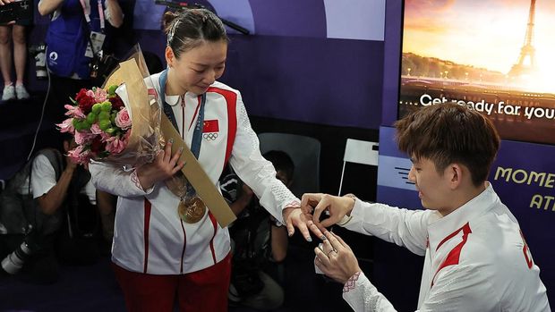 Paris 2024 Olympics - Badminton - Mixed Doubles Victory Ceremony - Porte de La Chapelle Arena, Paris, France - August 02, 2024. Si Wei Zheng of China proposes to Ya Qiong Huang of China after winning the gold. REUTERS/Ann Wang