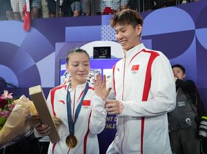 Momen Manis Atlet Badminton Huang Yaqiong Dilamar Usai Menang Olimpiade 2024 Momen Manis Atlet Badminton Huang Yaqiong Dilamar Usai Menang Olimpiade 2024