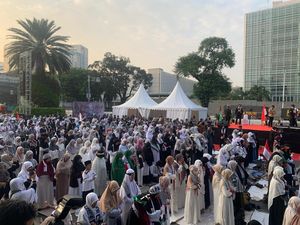 Massa Aksi Bela Palestina Gelar Salat Gaib untuk Haniyeh di Depan Kedubes AS Massa Aksi Bela Palestina Gelar Salat Gaib untuk Haniyeh di Depan Kedubes AS