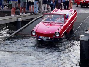 Mobil Amfibi Melintasi Kanal Amsterdam Sebelum Larangan Emisi Mobil Amfibi Melintasi Kanal Amsterdam Sebelum Larangan Emisi