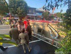 Mobil Damkar Terguling di Kota Blitar, Lalin dari Tulungagung-Kediri Dialihkan
