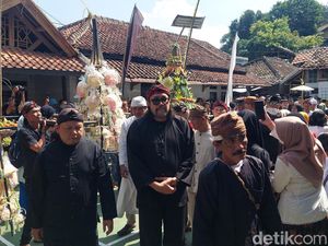 Ono Surono Bicara Diversifikasi Pangan Ala Warga Kampung Adat Cireundeu Ono Surono Bicara Diversifikasi Pangan Ala Warga Kampung Adat Cireundeu