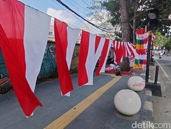 Cerita Pedagang Bendera Konvensional Kalah Saing dengan Penjual Online