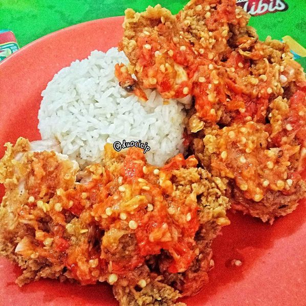 Pedasnya 5 Ayam Geprek ala Fried Chicken Lokal yang Murah Meriah