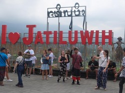 Tentang Pungutan Pajak Turis Asing di Bali