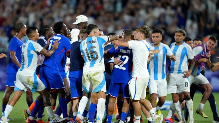 Prancis Vs Argentina, Olimpiade 2024 BORDEAUX, FRANCE - AUGUST 02: Players Team Argentina and Team France clash after the Men's Quarterfinal match between France and Argentina during the Olympic Games Paris 2024 at Nouveau Stade de Bordeaux on August 02, 2024 in Bordeaux, France. (Photo by Juan Manuel Serrano Arce/Getty Images)