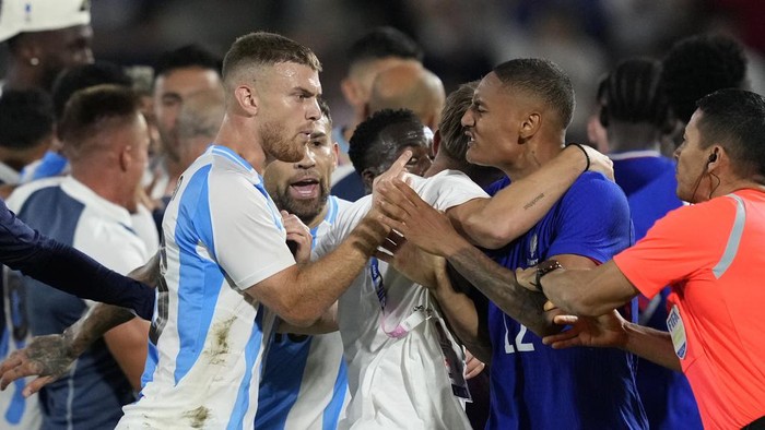 Prancis Vs Argentina, Olimpiade 2024 France and Argentina players argue at the end of a quarter final soccer match between France and Argentina, at Bordeaux Stadium, during the 2024 Summer Olympics, Friday, Aug. 2, 2024, in Bordeaux, France. (AP Photo/Moises Castillo)