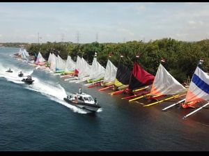 Cantik! Warna-warni Perahu Layar Hiasi Selat Bali Cantik! Warna-warni Perahu Layar Hiasi Selat Bali