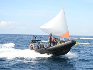 Turis Australia Menepikan Perahu di Pantai Glagah, Ingin Ganti Naik Pesawat Turis Australia Menepikan Perahu di Pantai Glagah, Ingin Ganti Naik Pesawat